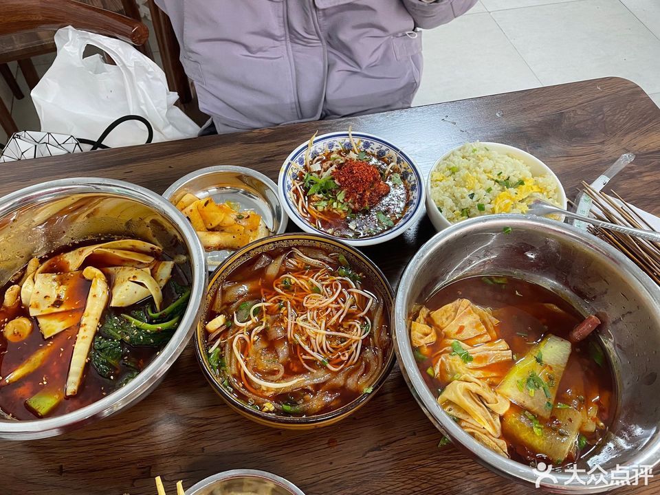 舒记钵钵鸡舒记串串位于成都市青羊区金家坝街3号附6号推荐菜:钵钵鸡