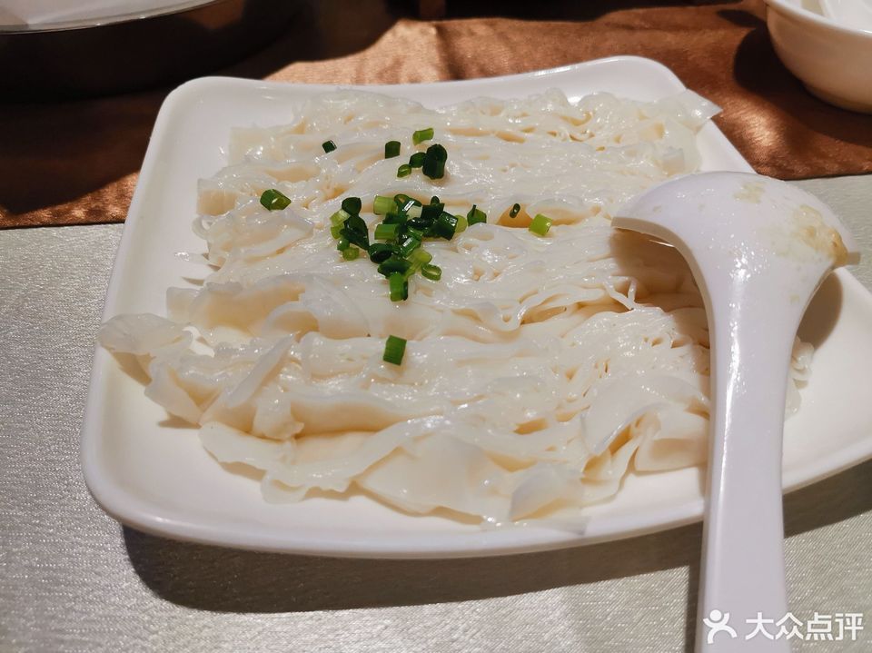 風味鯽魚粥兩味薑汁雞蛋炒沙河粉推薦菜:山頂沙河粉(東華店)位於江門