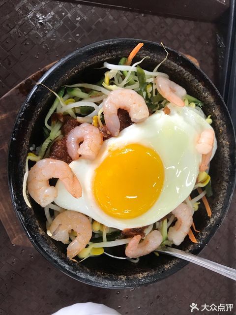 虾仁石锅拌饭图片