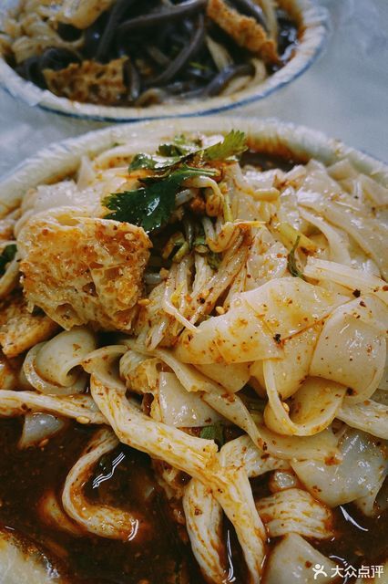 牛筋面凉皮对半图片