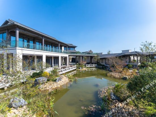 在哪里,在哪儿):湖州市德清县武康镇北湖西街668号(莫干山观云小镇