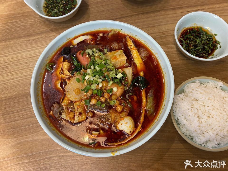 米饭不限量推荐菜:黄手艺川香冒菜(银座万虹广场店)位于济南市历城区