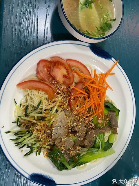 蘑菇牛肉拌面图片