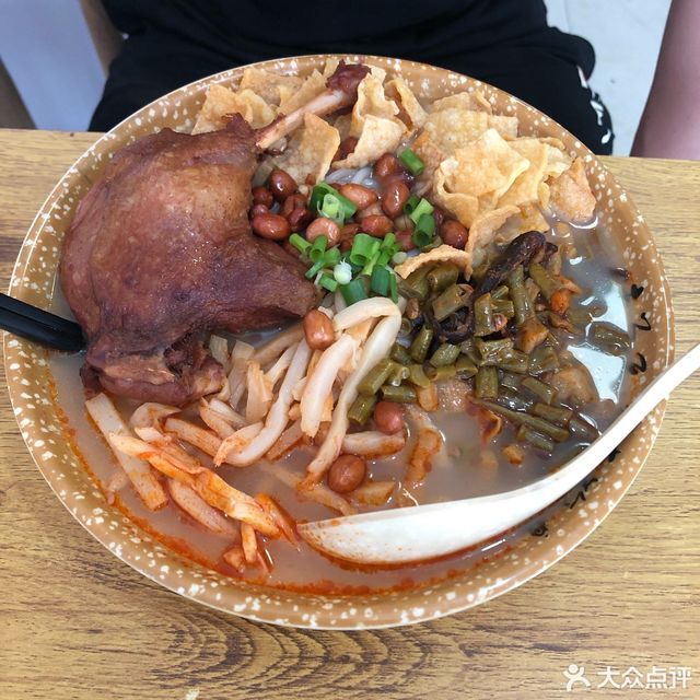 鸭腿螺蛳粉图片