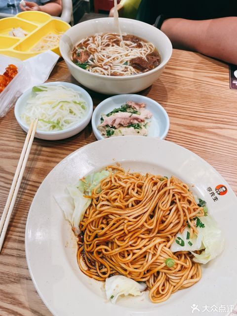 推薦菜:李先生牛肉麵(諾德廣場利群餐廳店)位於青島市市北區敦化路328