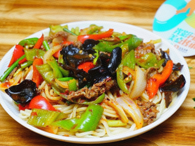 新疆芹菜肉拌面图片