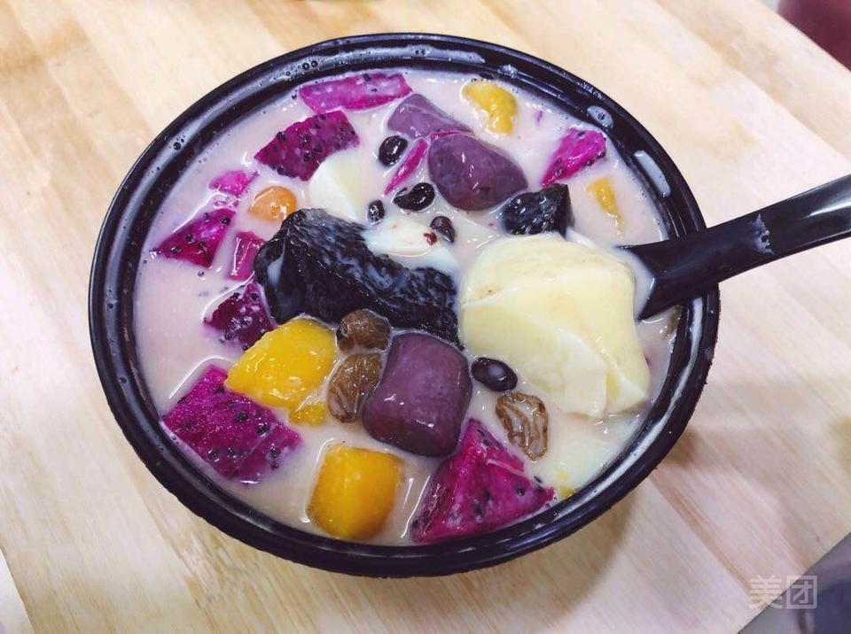 酸奶鲜果芋圆烧仙草图片