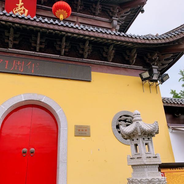aa-hu:南禅寺坐落于无锡粱溪区,这里是无锡市的市中心地带,非常热闹