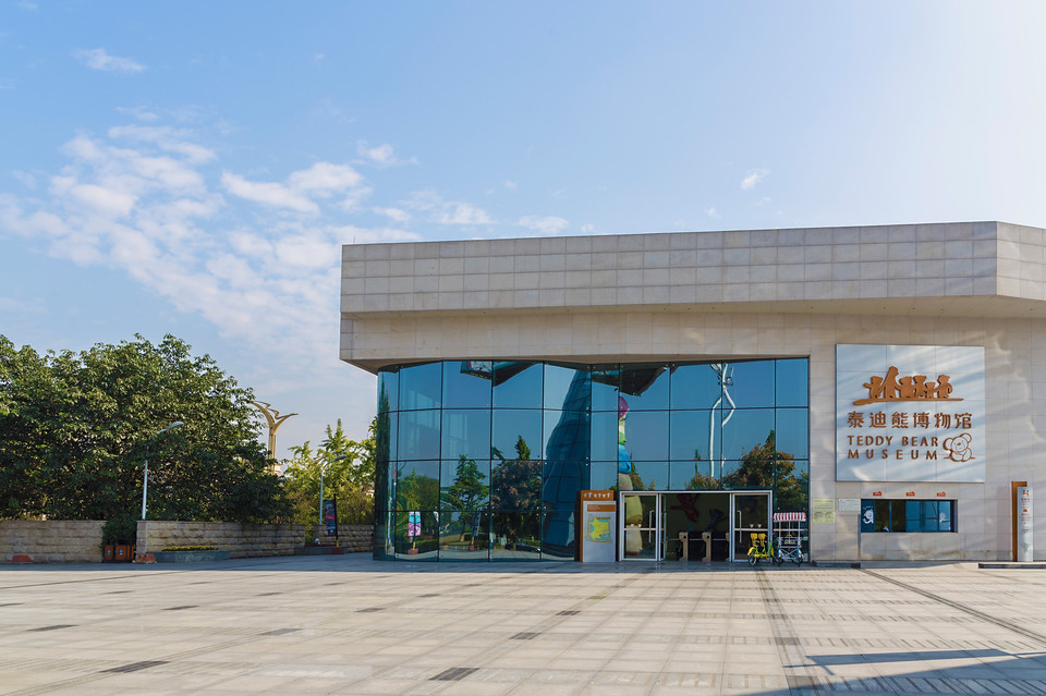 泰迪熊博物館位於成都市溫江區金馬國際體育城太極大道(騎士大道)555