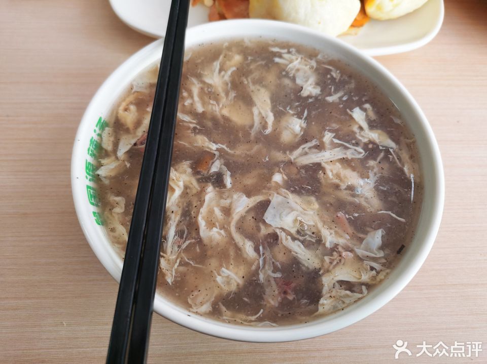推荐菜:国源辣汤位于徐州市铜山区北京北路与辽河路交汇处附近西南