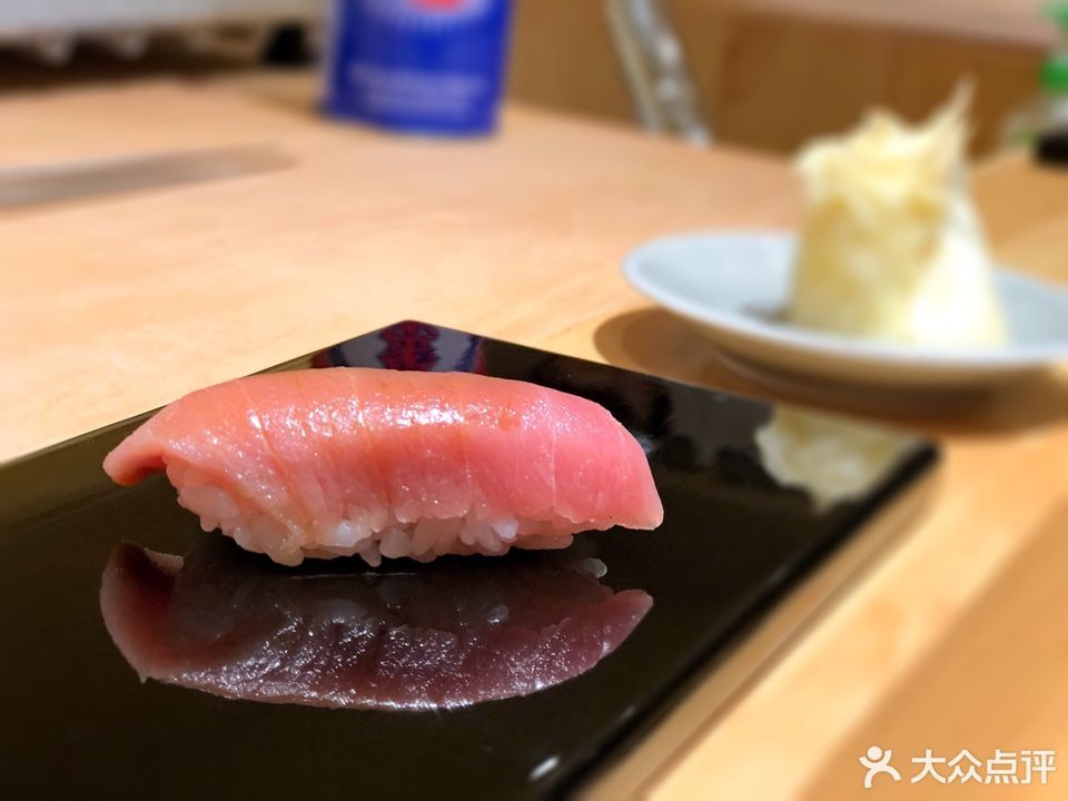 蓝鳍金枪鱼手握图片