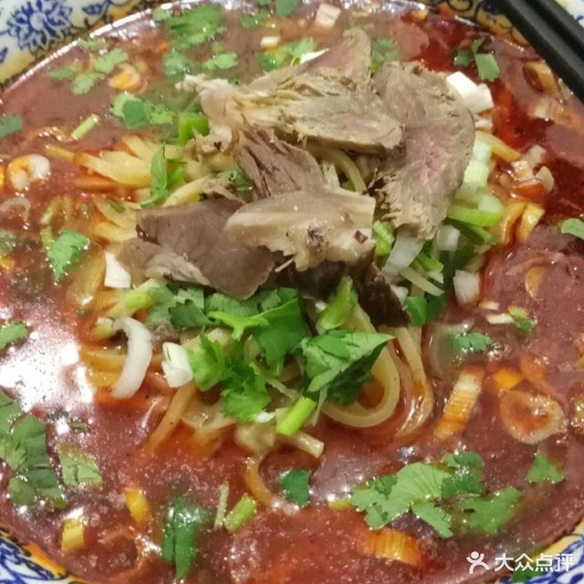 黑池羊肉糊饽位于渭南市合阳县解放中路北方大厦(东大街)东南侧约130
