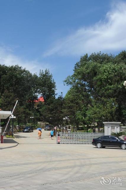 在哪,在哪里,在哪儿):秦皇岛市北戴河区鹰角路7号电话:海军东山宾馆