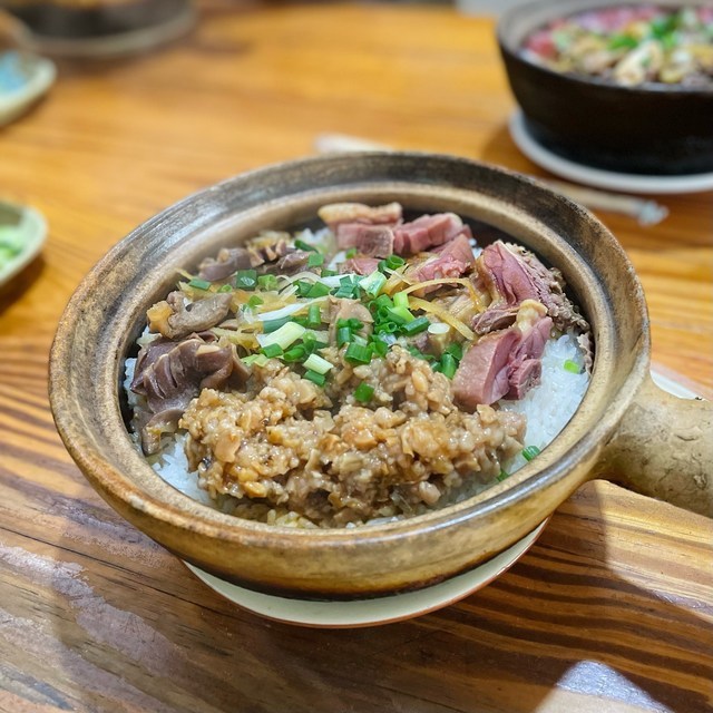 肉饼腊鸭煲仔饭图片