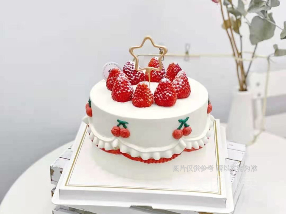 草莓复古生日蛋糕图片