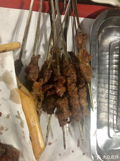 推荐菜:小树林烧烤位于济宁市梁山县水泊南路独山村1-1-101-102室