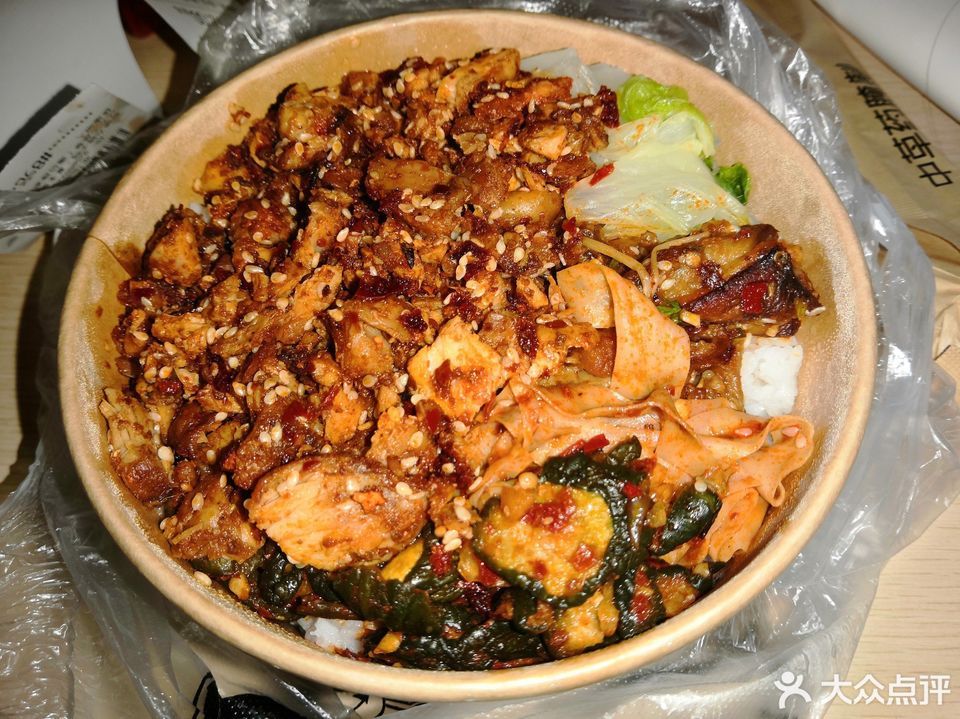 麻辣烤肉拌饭图片