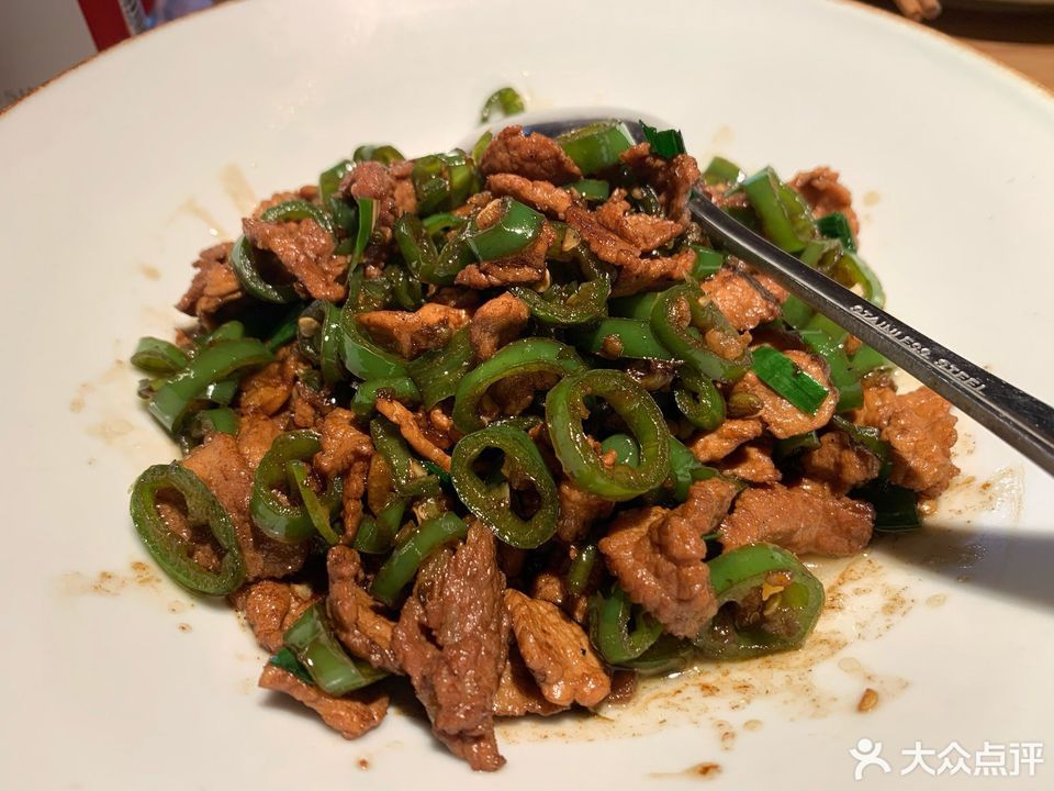 小炒黄牛肉剁椒嫩鱼头推荐菜:湘阁里辣(松山湖科苑店)位于东莞市