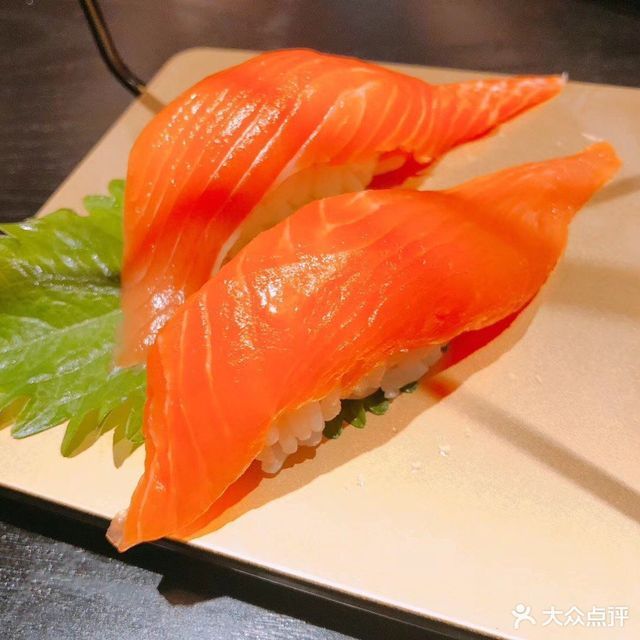 火炙三文鱼手握寿司图片