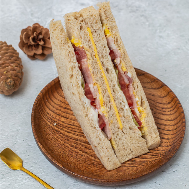 培根杂粮三明治图片