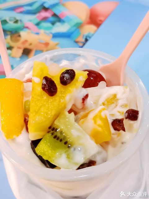 草莓酸奶水果捞杯图片