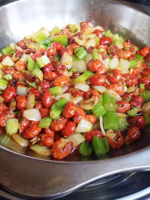 干锅秘制龙虾尾图片