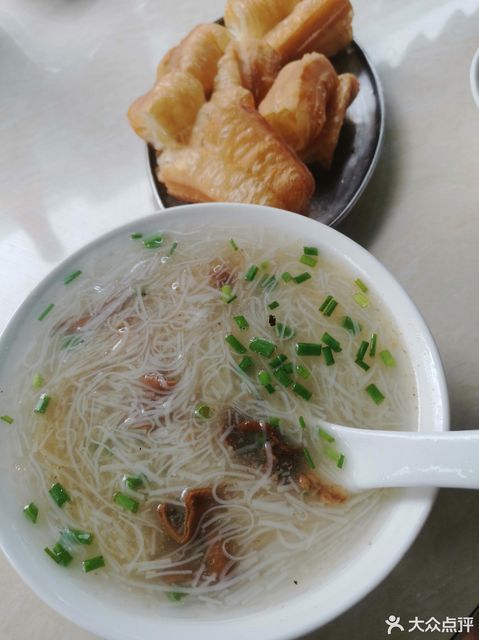 推荐菜:郑记面线糊(永春店)位于泉州市永春县留安路与育兴路交叉口西