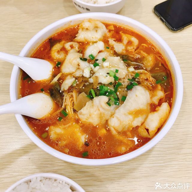 四路商业街33-47号标签:推荐菜:干锅牛肉金汤花甲米线金汤酸菜鱼分类