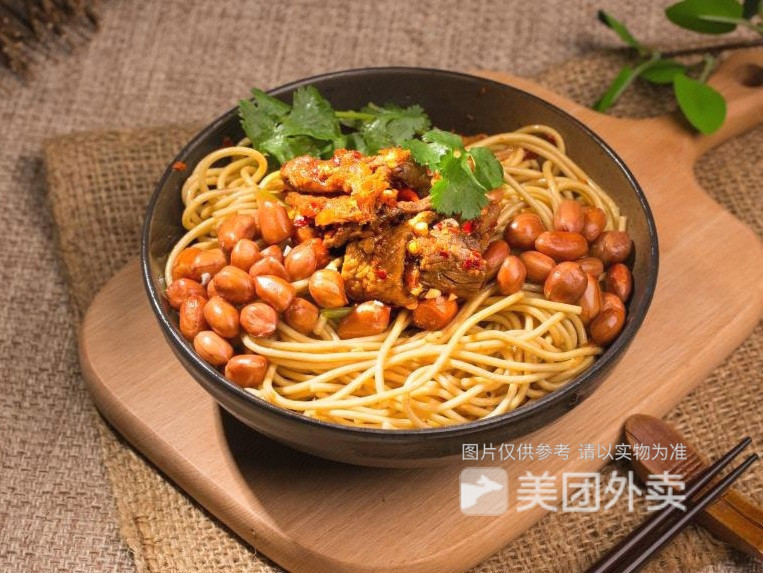 鸡腿卤粉杂酱红著卤粉推荐菜:统桶发卤粉王位于长沙市宁乡市东一街