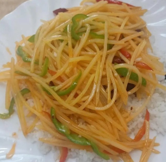 酸辣土豆丝盖浇饭图片