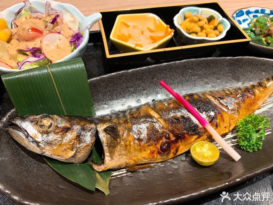 盐烤青花鱼定食图片