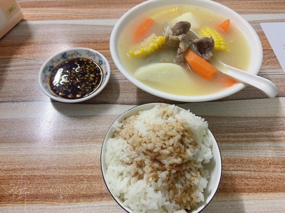 胡萝卜玉米排骨汤套餐饭图片