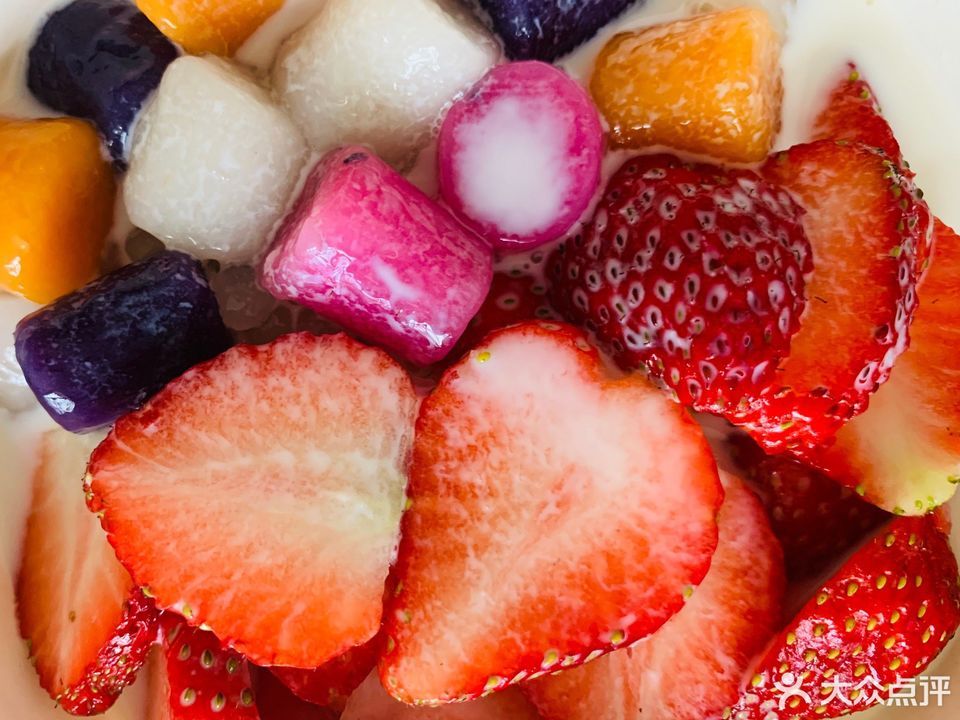 草莓蜜糖芋圆推荐菜:小芋仙甜品简餐位于大理白族自治州大理市大理镇