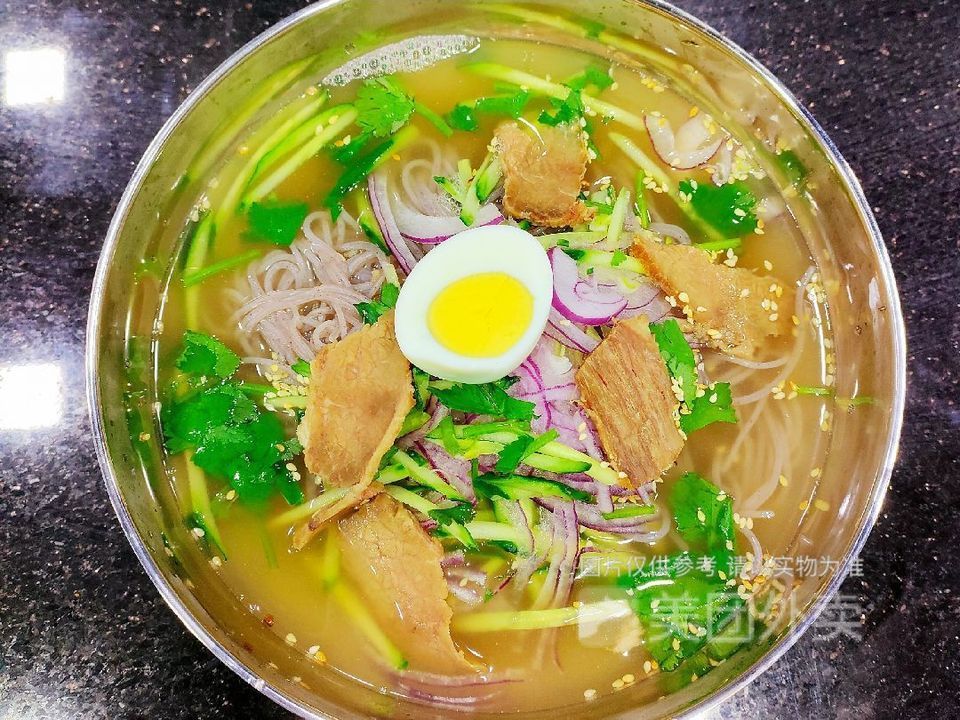 牛骨热汤荞麦冷面图片