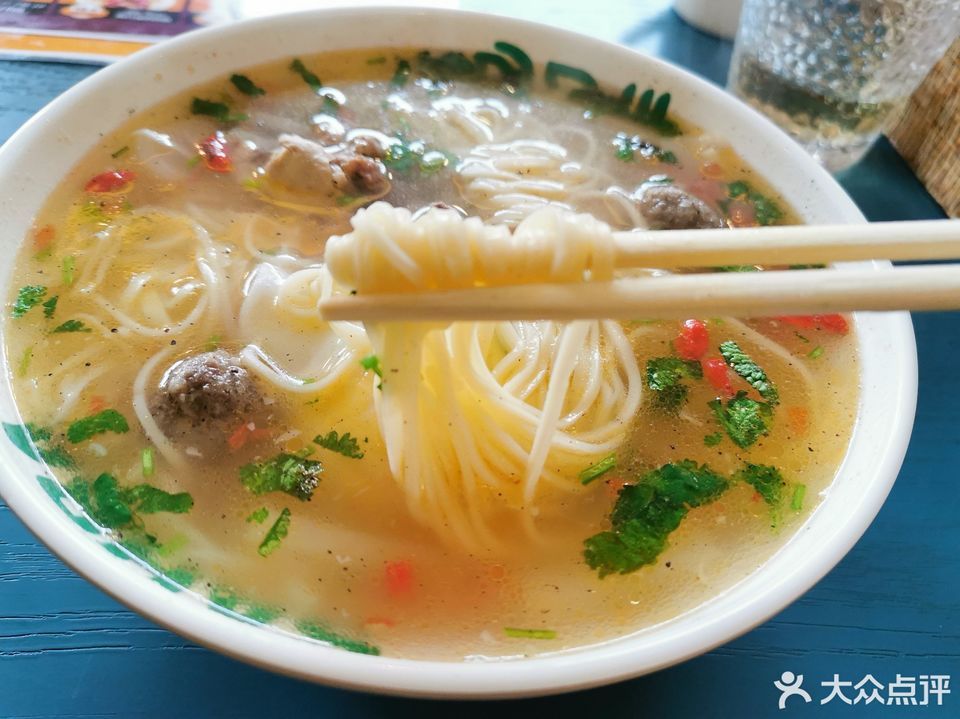 萨河热位于乌鲁木齐市沙依巴克区阿勒泰路479号门面推荐菜:鸽子汤饭