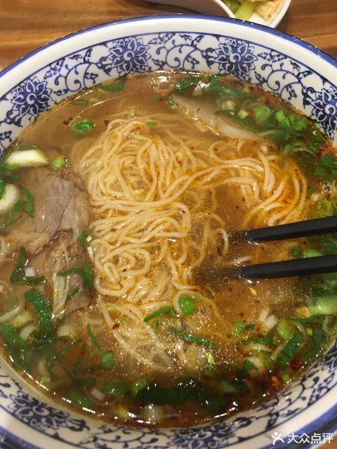 西固陈记牛肉面蒙自路店