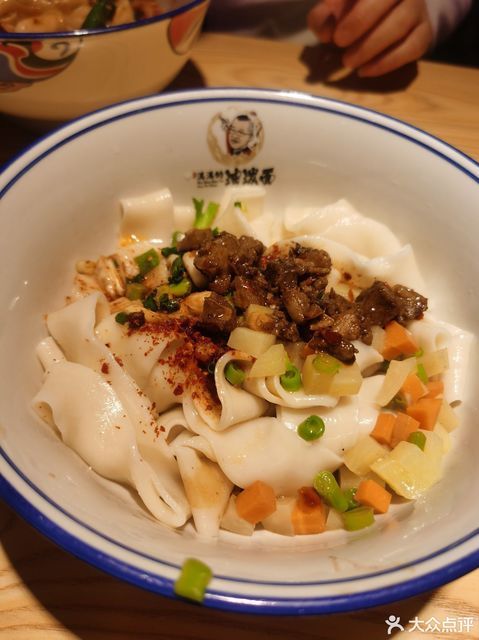 腊汁肉码油泼面推荐菜:吴满满的油泼面(凯德壹中心店)位于长沙市岳麓
