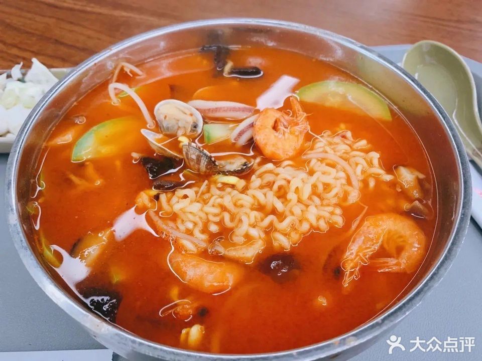 韩式热汤海鲜面图片