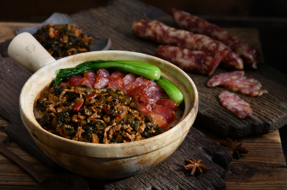 腊味雪菜双拼煲仔饭图片