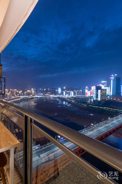 重庆市 住宿服务 酒店 > 重庆}景}解放碑洪崖洞270°全江景网红店公寓