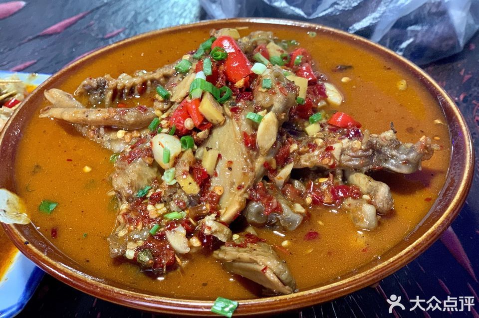 扎粉螺蛳推荐菜:南站电厂螺丝位于新余市分宜县府前路与泉塘路交汇处