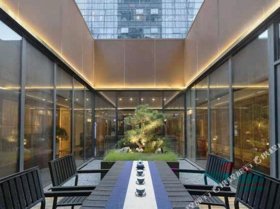 云松酒店位于郑州市管城回族区商都路与中兴南路向北200米凯利国际