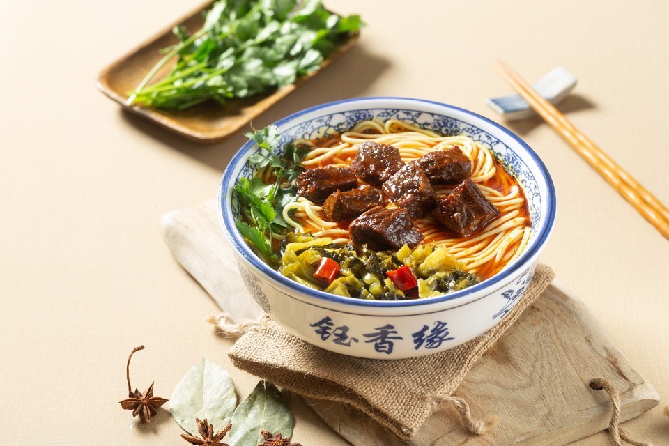 招牌酸菜红烧牛肉面图片
