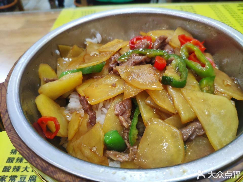 土豆片炒肉木桶饭图片