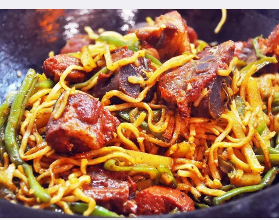 铁锅排骨焖面.图片