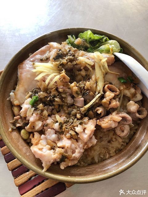 鱼腩肉饼粉肠煲仔饭图片