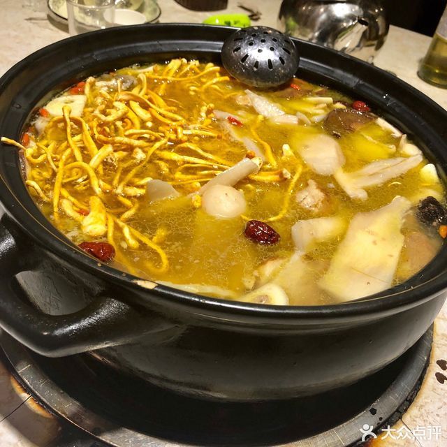 野生菌汤锅图片