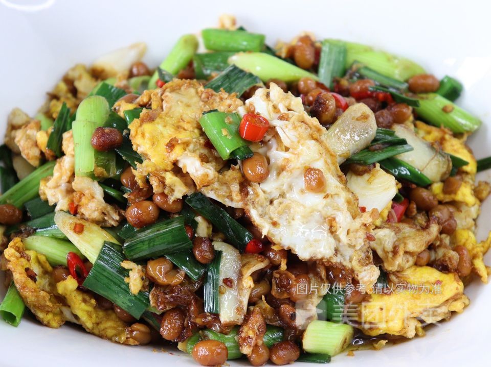 下饭腊八豆炒荷包蛋图片