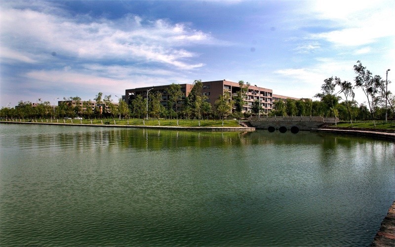 西华大学彭州校区图片