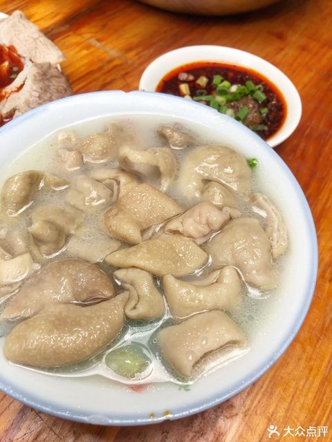 推荐菜:王浩儿雷记肥肠汤位于乐山市市中区王浩儿街176号